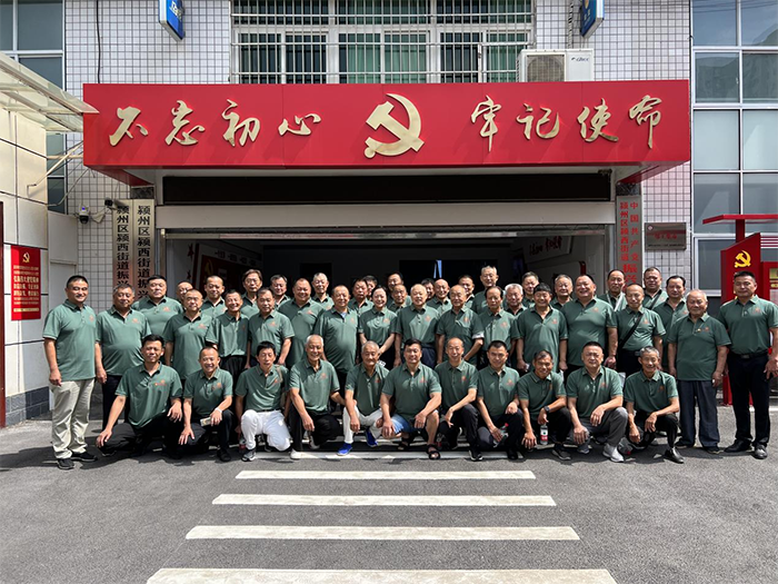 颍西街道振兴社区开展“忆峥嵘，守初心”八一座谈会