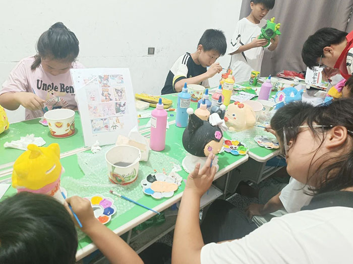 袁集镇窑前村开展2023年“巧手童心绘梦·共筑七彩童年”DIY石膏涂鸦彩绘活动